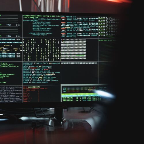 Wzmacnianie obrony online: Ochrona cyberbezpieczeństwa w erze ataków hakerskich